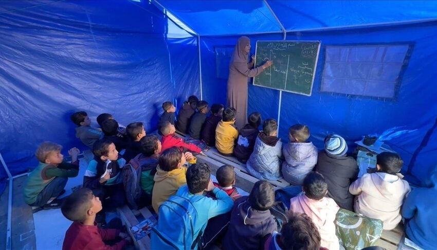  Nxënësit e Gazës ndjekin shkollën me tenda pranë vijës së verdhë mes bombardimeve dhe zjarrit të tankeve