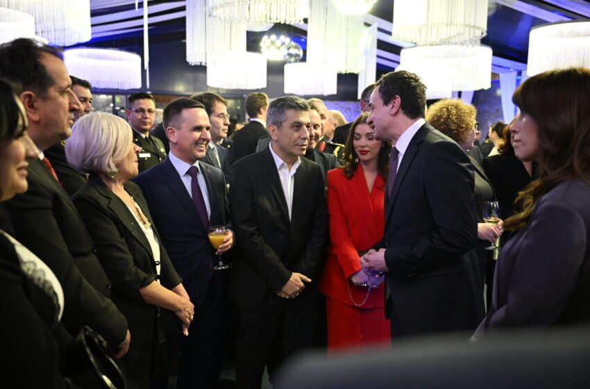  Kasami në Prishtinë/ Në festën e Pavarësisë, krah drejtuesve shtetërorë