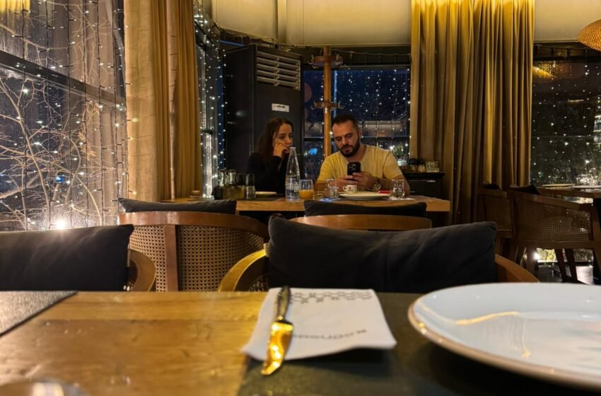  Për çfarë u takuan aktorët Blerina Veseli dhe Enis Murati?