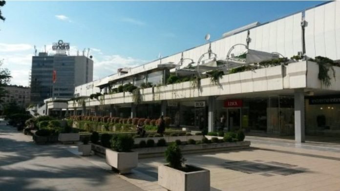 gruaja-sulmoi-fizikisht-30-vjecarin-ne-nje-qender-tregtare-ne-shkup