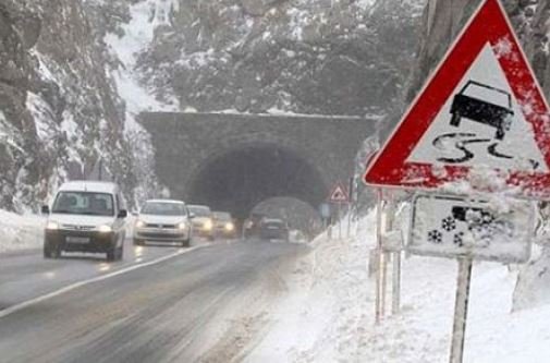  Hiqet ndalesa për qarkullimin e automjeteve të rënda në rrugën Mavrovë-Dibër