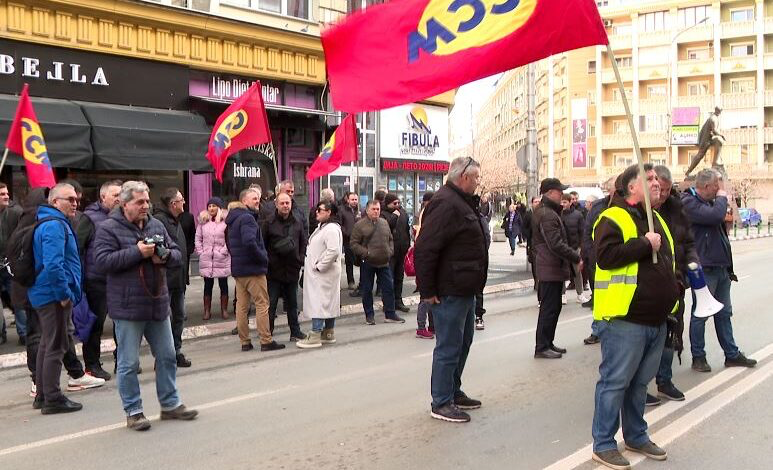 punetoret-dolen-ne-rruge-dhe-i-bllokuan-punedhenesit-paralajmerohet-greve-e-pergjithshme