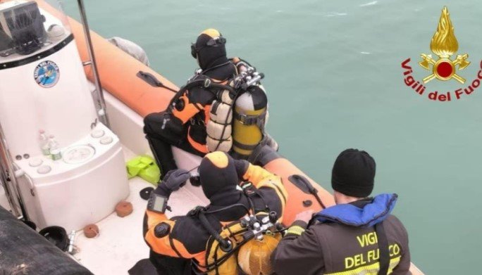 dhunoi-nenen-e-tij-dhe-me-pas-u-hodh-ne-det-gjendet-i-mbytur-20-vjecari-shqiptar