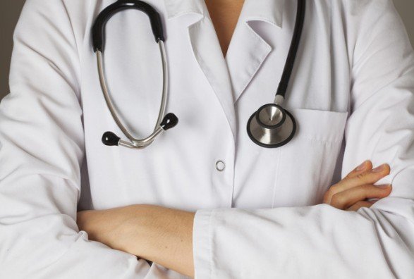  Mjekë të rremë mashtruan dy të moshuar, për rreth 20 mijë euro