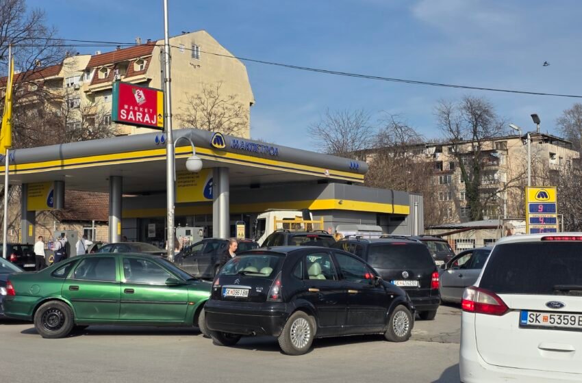  Kolona para pompave: qytetarët nxitojnë të mbushin rezervuarët për të kursyer rreth 700 denarë