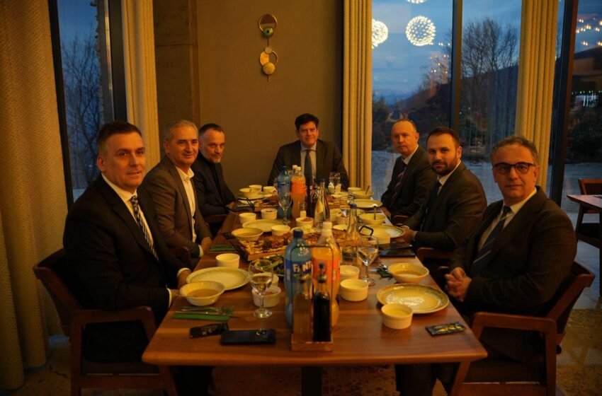  Ministrat e VLEN-it dhe kryeparlamentari Gashi në iftar me Ambasadorin e BE-së