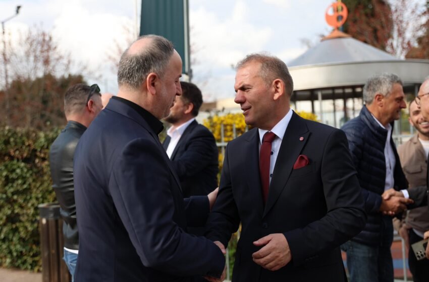  Adnan Azizi pjesë e manifestimit “Kushtrimi i Lirisë”: Lavdi përjetë familjes Jashari dhe sakrificës së tyre për liri