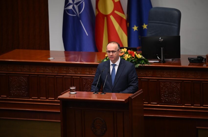  Kryetari i Kuvendit Gashi uron 7 Marsin – Ditën e Mësuesit dhe Shkollës Shqipe