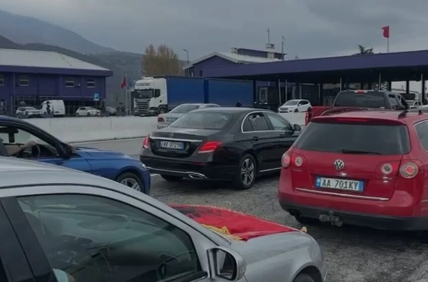  Radhë kilometrike në pikën kufitare të Morinës/ Tifozët shqiptarë nisen drejt Prishtinës, gati të mbështesin Dardanët në përballjen me Turqinë