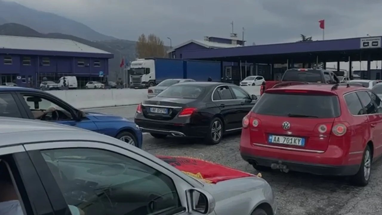 radhe-kilometrike-ne-piken-kufitare-te-morines-tifozet-shqiptare-nisen-drejt-prishtines-gati-te-mbeshtesin-dardanet-ne-perballjen-me-turqine