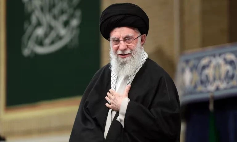 pas-disa-diteve-ne-koma-vdes-edhe-gruaja-e-khameneit