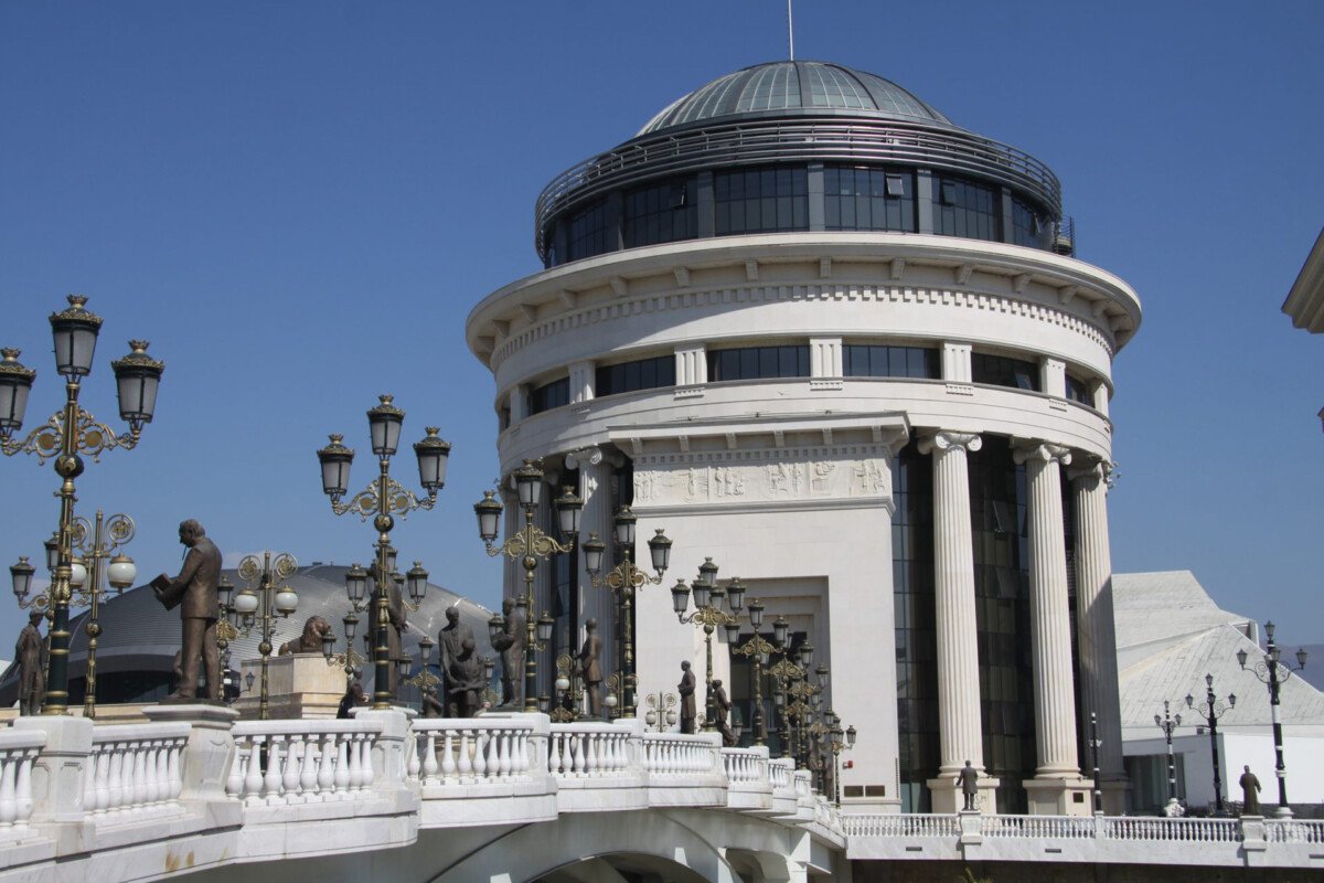 prokuroria-nisi-hetim-kunder-nje-shkupjani-qe-u-perpoq-ta-vrase-gruan-me-pistolete