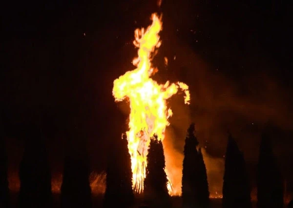 28-vjetori-i-epopese-se-uck-se-kulmon-me-ndezjen-e-zjarreve