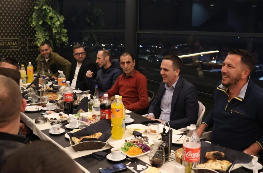  Kasami shtron iftar për gazetarët: Gazetaria e lirë është vlerë e shenjtë