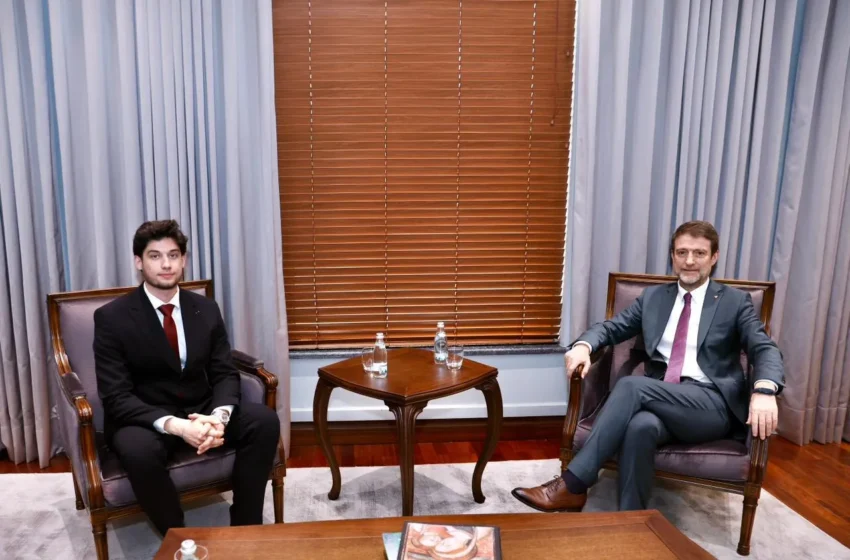  Ministri i Jashtëm i Shqipërisë, Ferit Hoxha priti studentin Mevlan Ademi, në fokus të drejtat gjuhësore në RMV