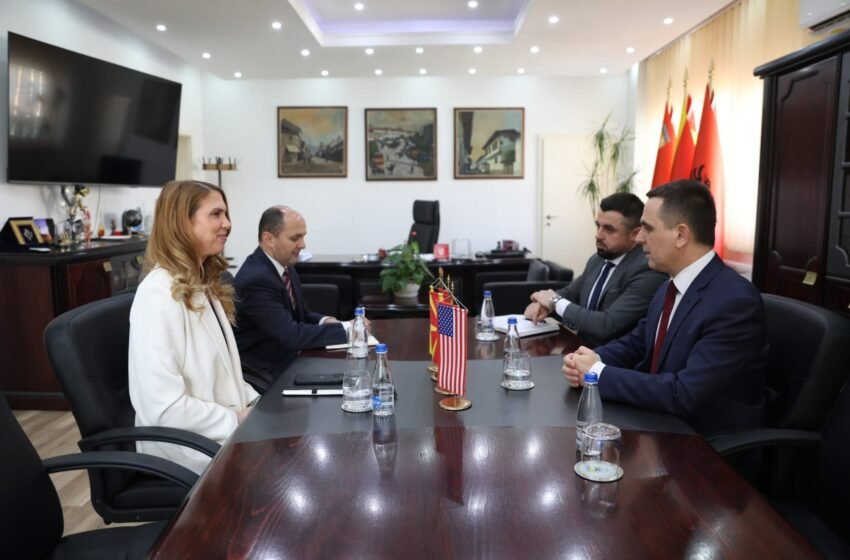  Ambasadorja e SHBA-së takon liderin e VLEN-it Kasami, flasin për VLEN-in dhe ndryshimet kushtetuese