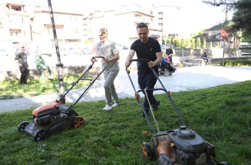  Nga zyra në park: Bilall Kasami merr kositësen dhe del në terren