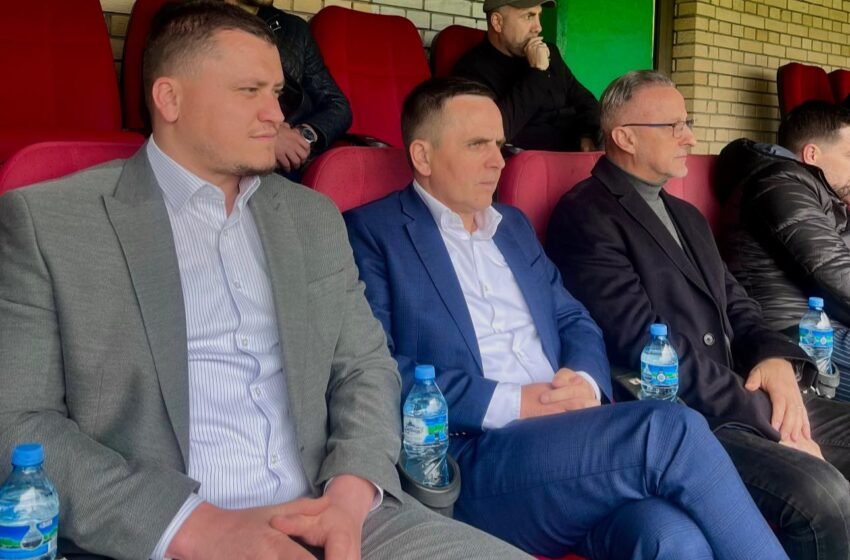  Derbi shqiptar në Tetovë, në tribunë kryetarët Kasami dhe Beqiri