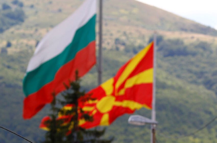  Qeveria e re bullgare ndez tensionet me Shkupin: MPJ i dorëzon demarsh Sofjes për termin “veriomaqedonas”