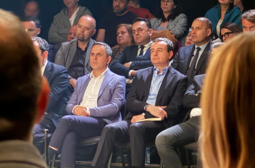 Bilall Kasami dhe Albin Kurti shijojnë shfaqjen “Përtej hekurave” në Shkup