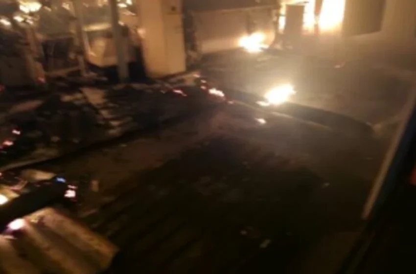  Zjarri i madh përfshinë fabrika e makineri