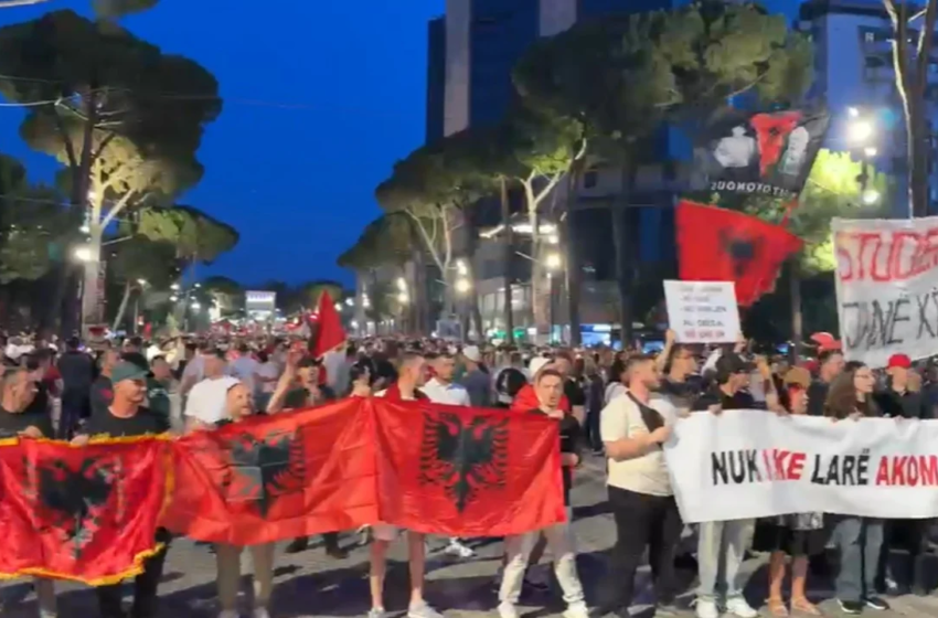  Marshim historik, pjesëmarrje rekord si asnjëherë më parë/ Tiranë në këmbë, në protestën e 12-të kundër Ramës: Dorëhiqu!