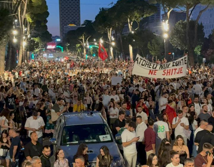  Rama jepe dorëheqjen! Ju erdhi fundi”/ Mbyllet protesta e 20-të para Kryeministrisë, nis marshimi në rrugët e Tiranës: Nesër më shumë me diasporën!