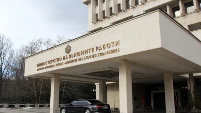  Bullgaria dënon ashpër djegien e automjeteve pranë ambasadës në Shkup: Akt agresioni i nxitur nga urrejtja