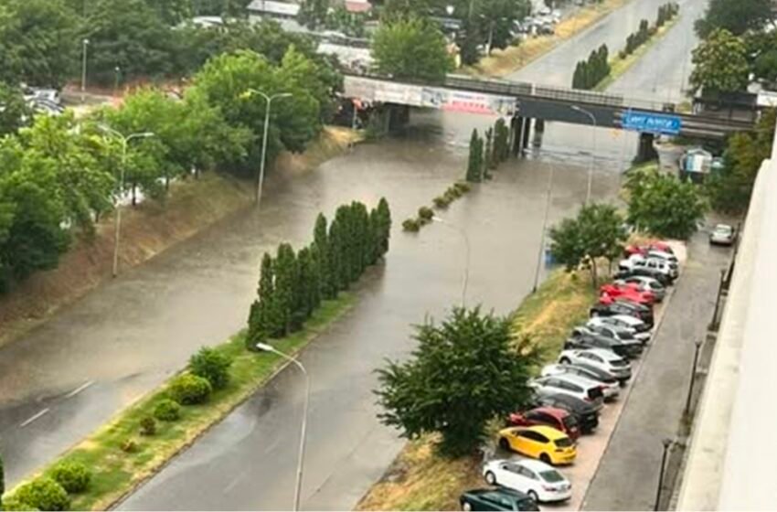  Stuhia përmbyt ndërtesën e AShAM-it, ka automjete të bllokuara në nënkalime, dëme në shtëpi e biznese