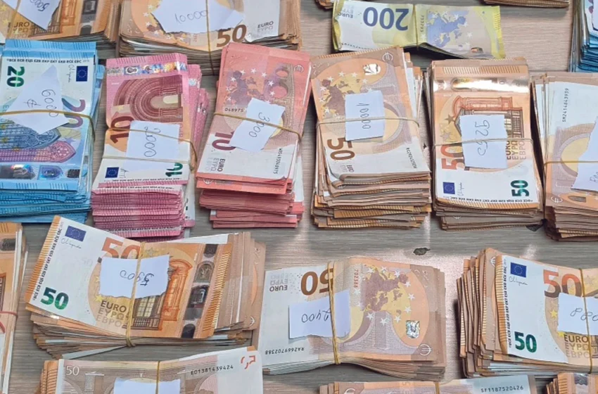  Dogana e Maqedonisë ndalon shtetasin grek me 124 mijë euro, ia konfiskon mbi 64 mijë euro