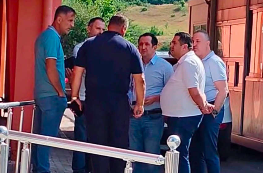  3 zyrtarë shqiptarë nga RMV ndalohen në Qafë-Thanë, nuk lejohen të hyjnë në Shqipëri